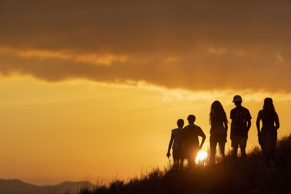 coucher de soleil en famille en indonesie - © Matthieu Reynier