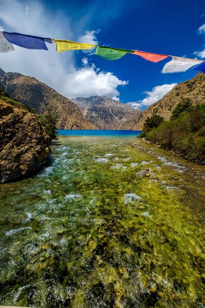 rivière et drapeaux népalais trek au dolpo, Népal - &copy; Nicolas Fragiacomo