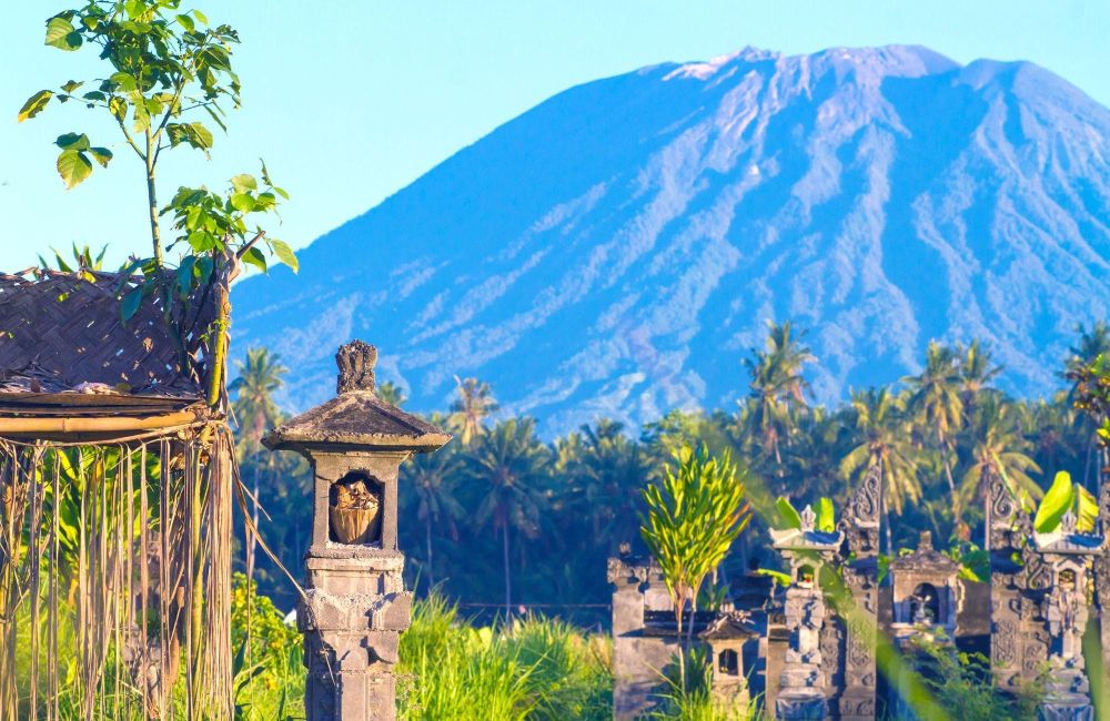 vue sur la forêt tropicale et volcan de bali - &copy; trubavin