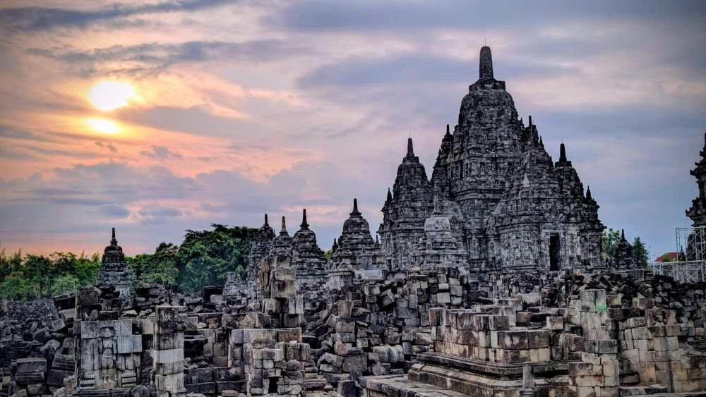 coucher de soleil sur un temple indonésien - &copy; Marjolaine Lafouge