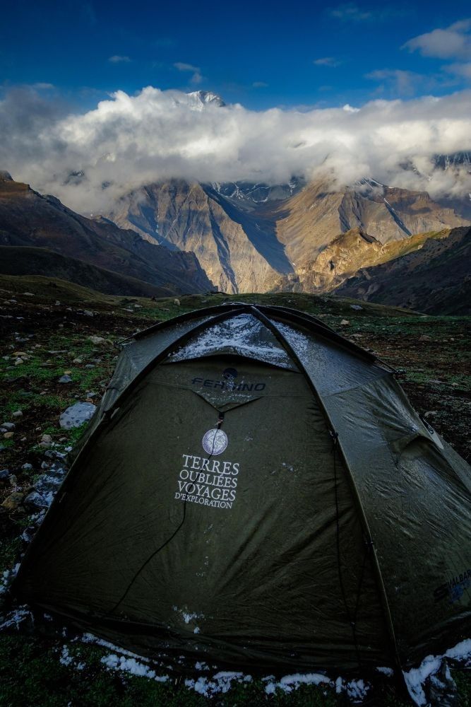 bivouac face aux montagnes au nepal - &copy; Nicolas Fragiacomo