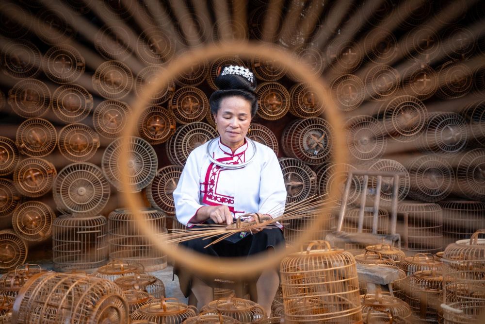 femme travaillant l'osier en chine - &copy; Cécile