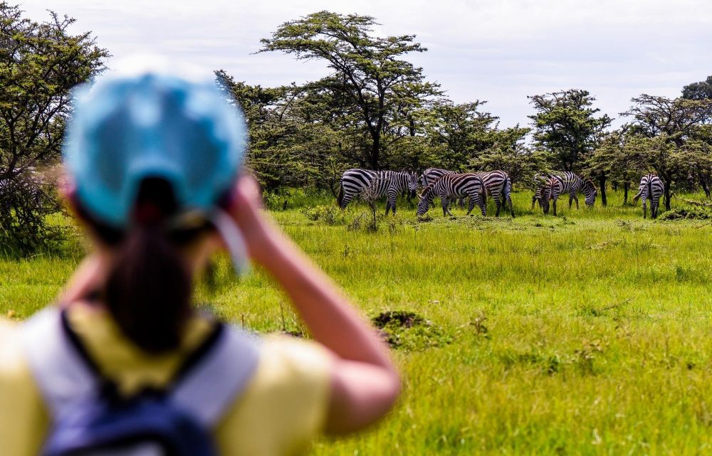 Observation aux jumelles safari en famille au kenya - &copy; Ana Cacheira