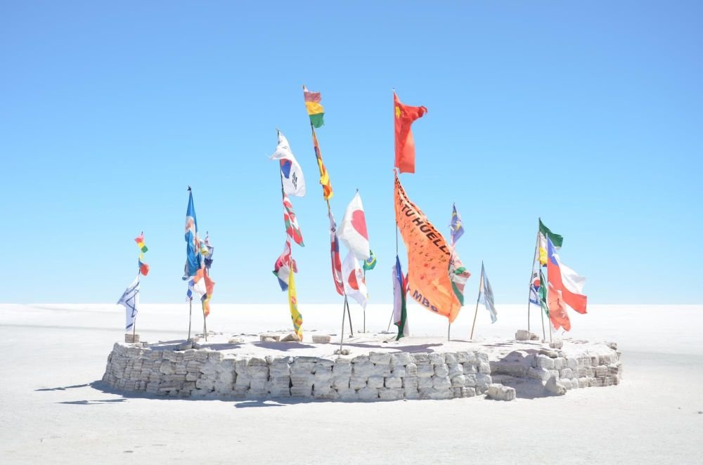 drapeaux dans la salar d'uyuni en bolivie - &copy; Carlos Ames