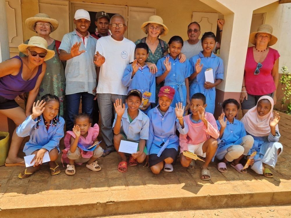 groupe d'enfants et de bénévoles à Madagascar - &copy; Asa Madagascar