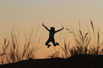 saut d'enfant dans le desert du Namibie - &copy; Laurent Cocherel