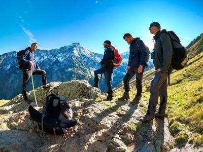 voyageurs avec leur guide en montagne - &copy; Terrs Oubliées
