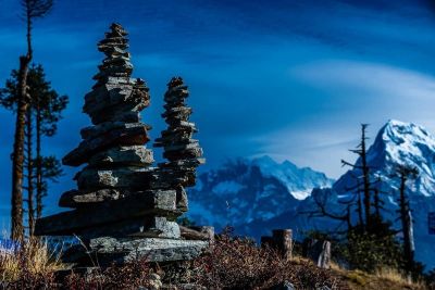cairn face aux annapurnas au nepal - &copy; Matthieu Reynier