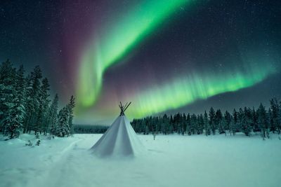 aurores boréales au dessus d'un tipi enneigé en laponie - &copy; Emmanuel berthier
