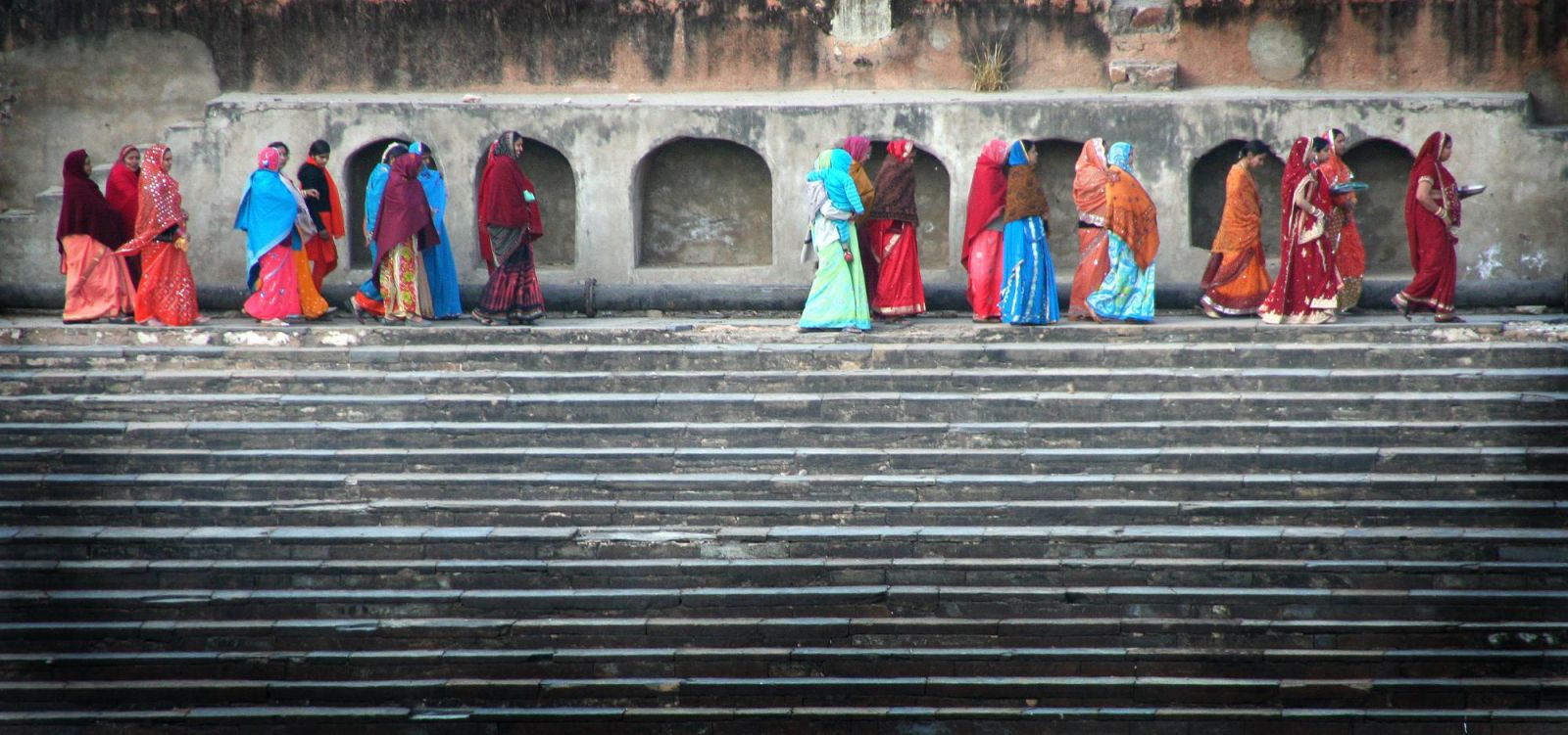 © Mathieu Flye Sainte Marie - Descente sacrée du Gange femmes indiennes sur les ghats à Varanasi, Inde