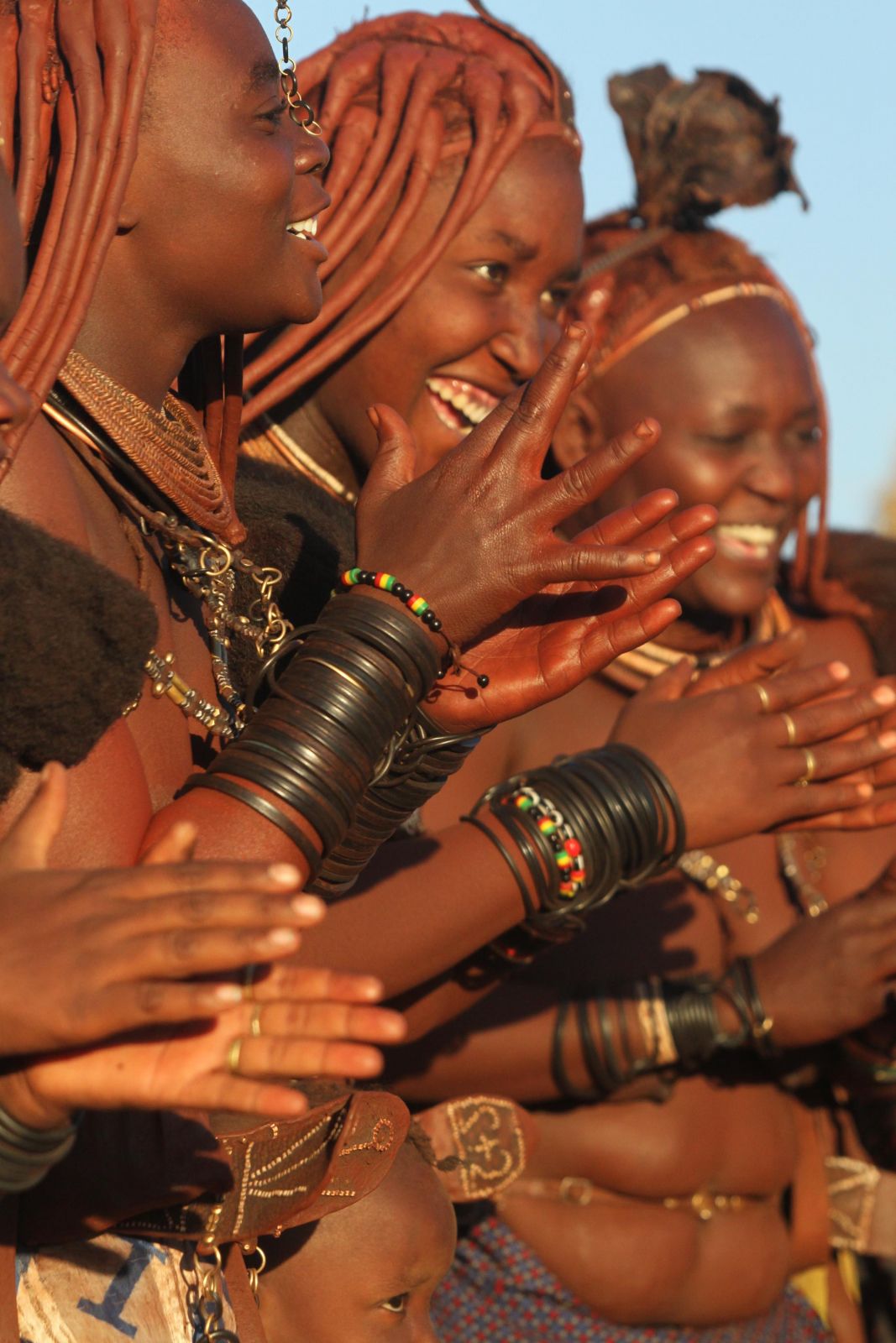 femmes himbas souriantes