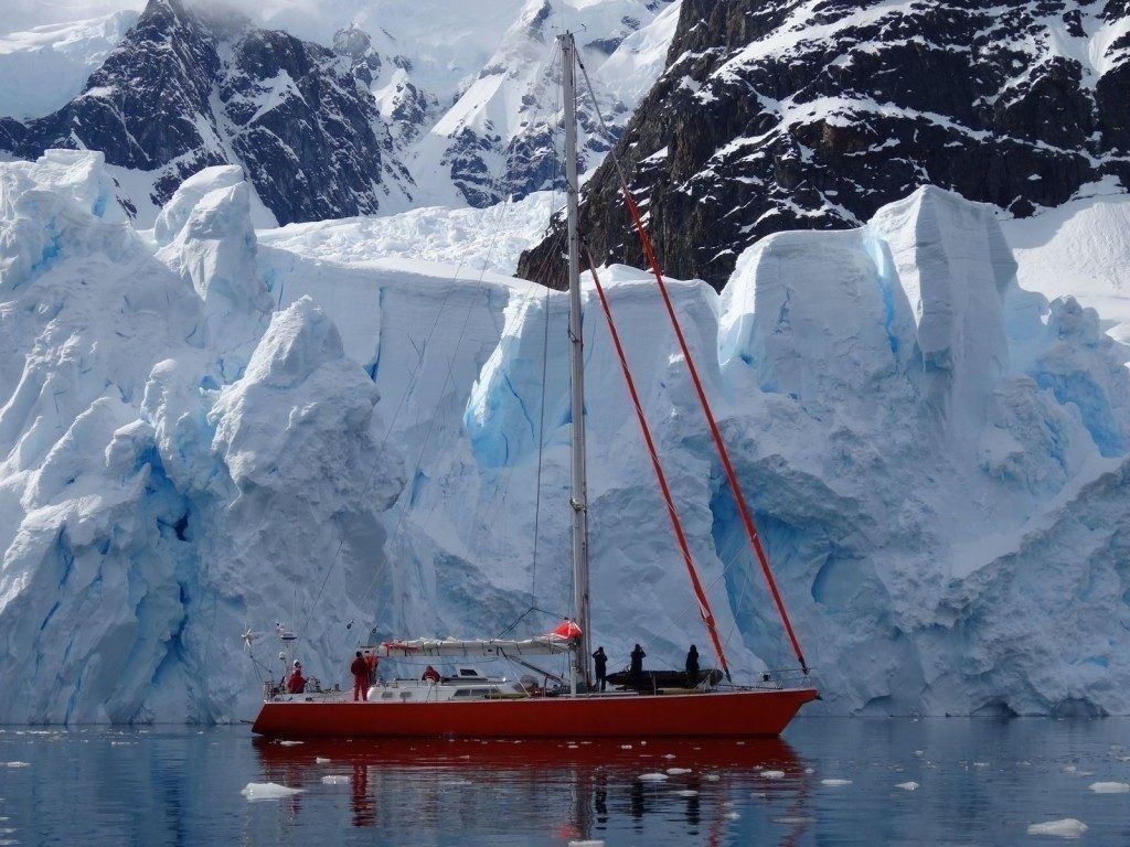 voilier au milieu d'icebergs