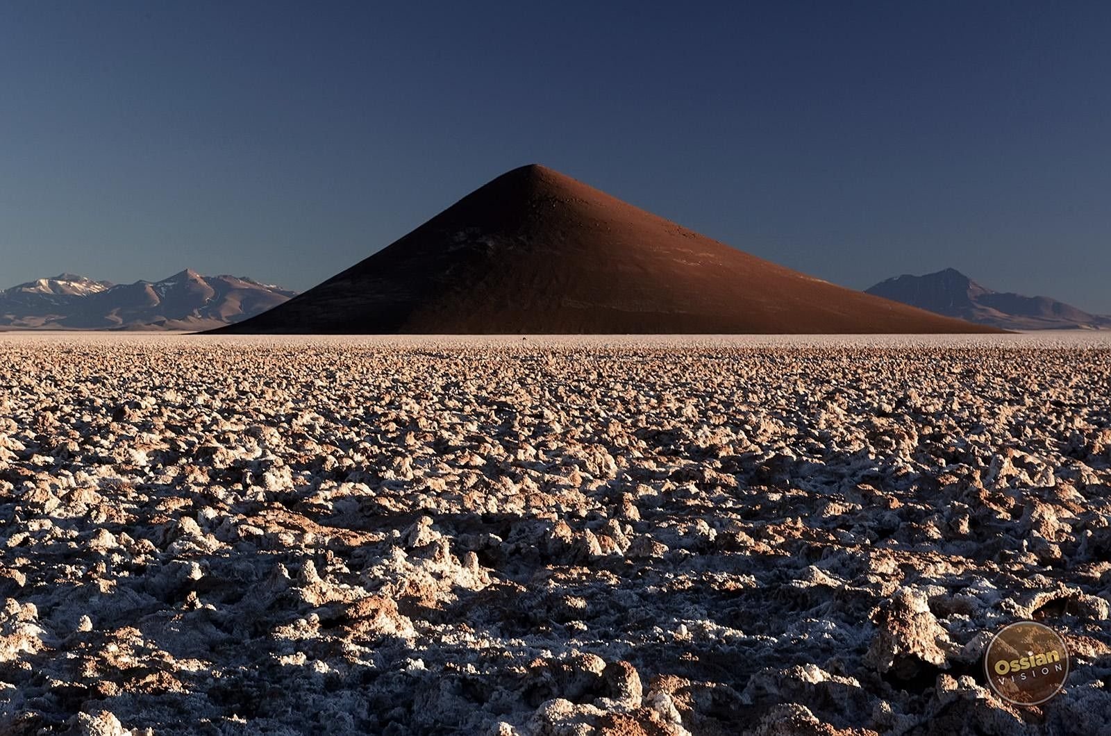 Lagune et volcan du Péinado désert d'Atacama