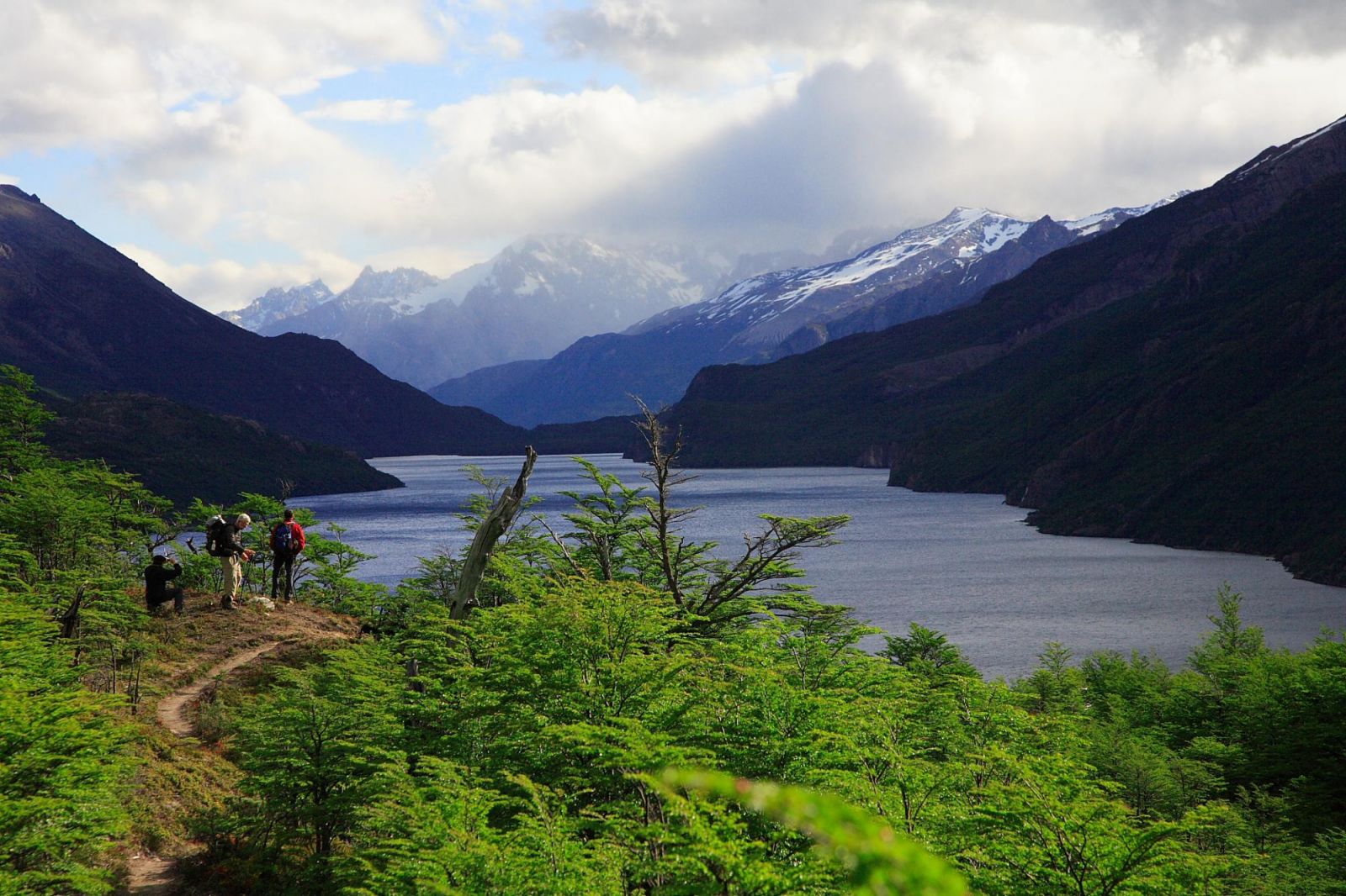 Grande découverte de la Patagonie du Nord au Sud randonneurs longeant un fleuve en Patagonie