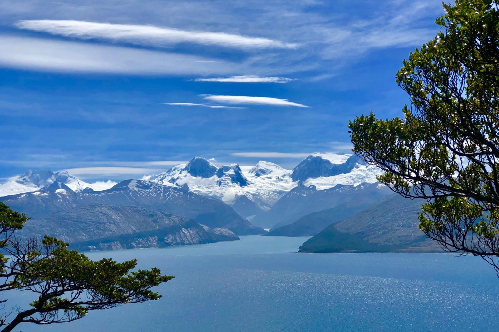 Patagonie et Terre de Feu : vue sur les canaux et sommets enneigés de la cordillère de Darwin