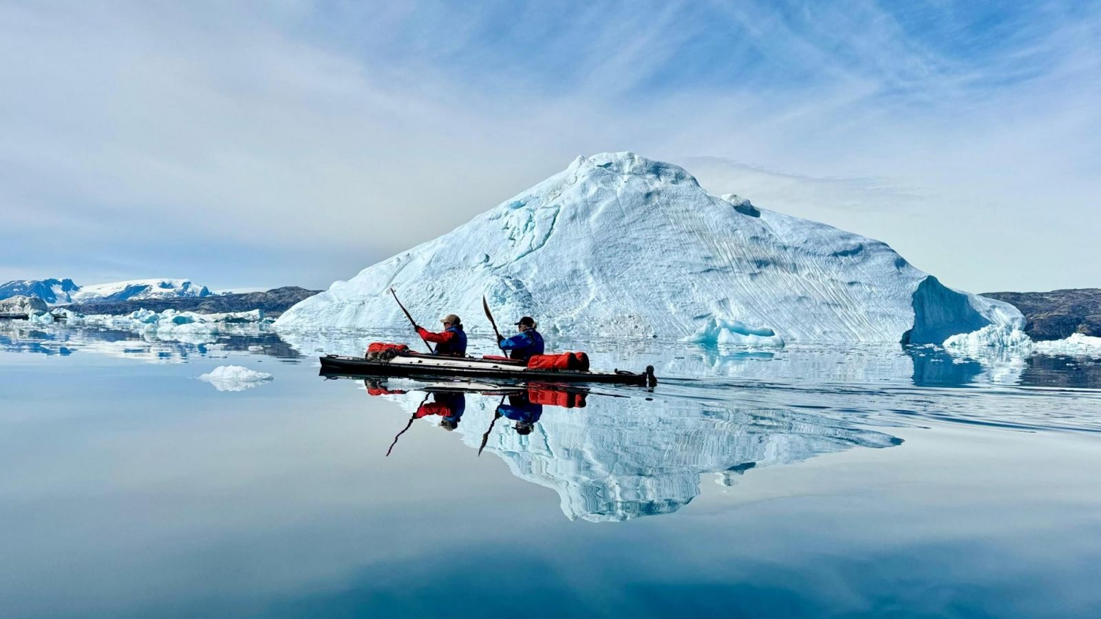 Kayak au milieu des icebergs dans le fjord Sermilik au Groenland