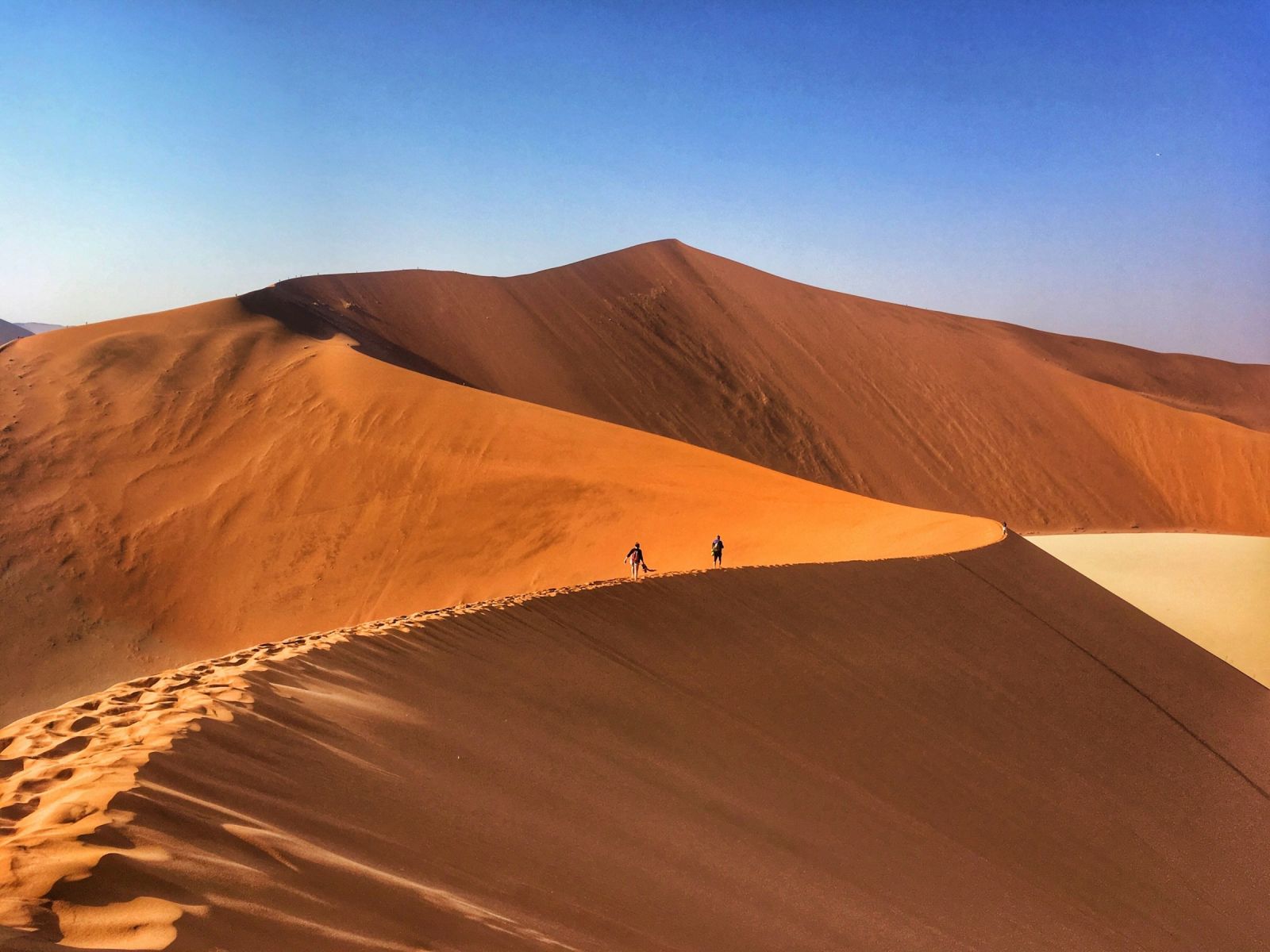 randonneurs au coeur du desert du namib