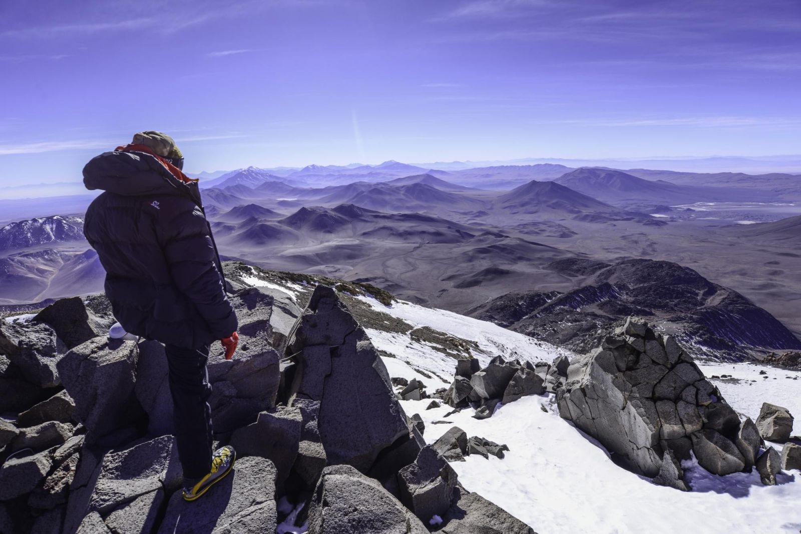 Alpiniste qui admire la vue au sommet du Llullaillaco