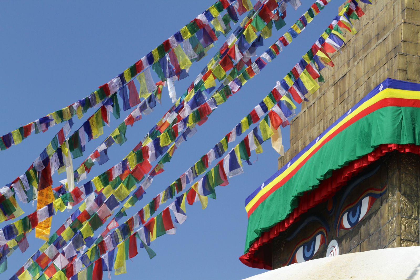 © Matthieu REYNIER - Tous les contrastes du Népal drapeau népalais devant un temple