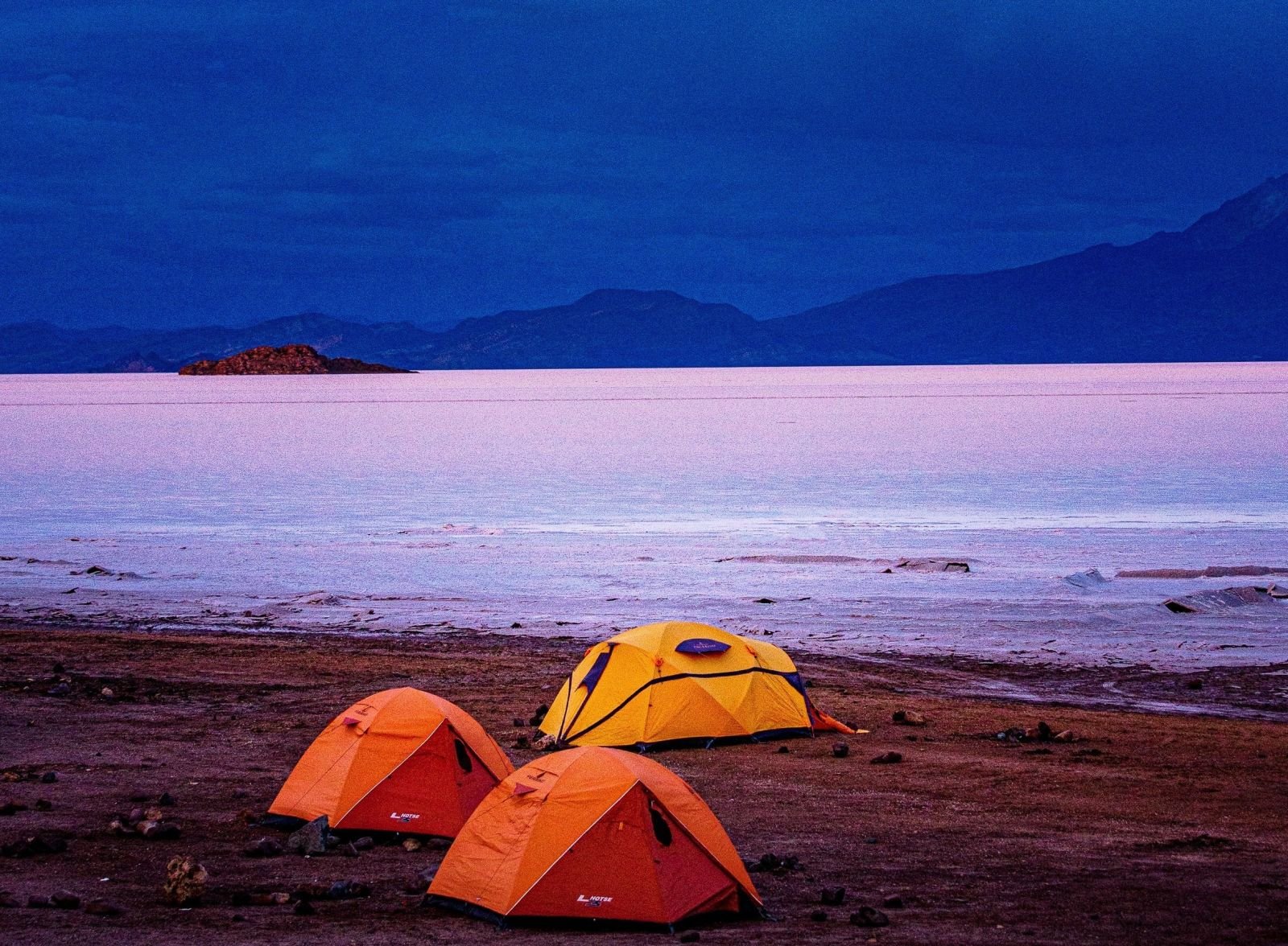 Vue sur le Salar de Surire depuis l'emplacement de notre bivouac au pied du volcan Chiguana, reserve de Lauca, Chili
