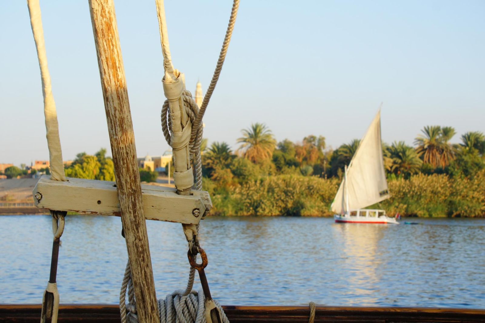 Croisière sur le Nil, pont sur le Sandal, bateau traditionnel