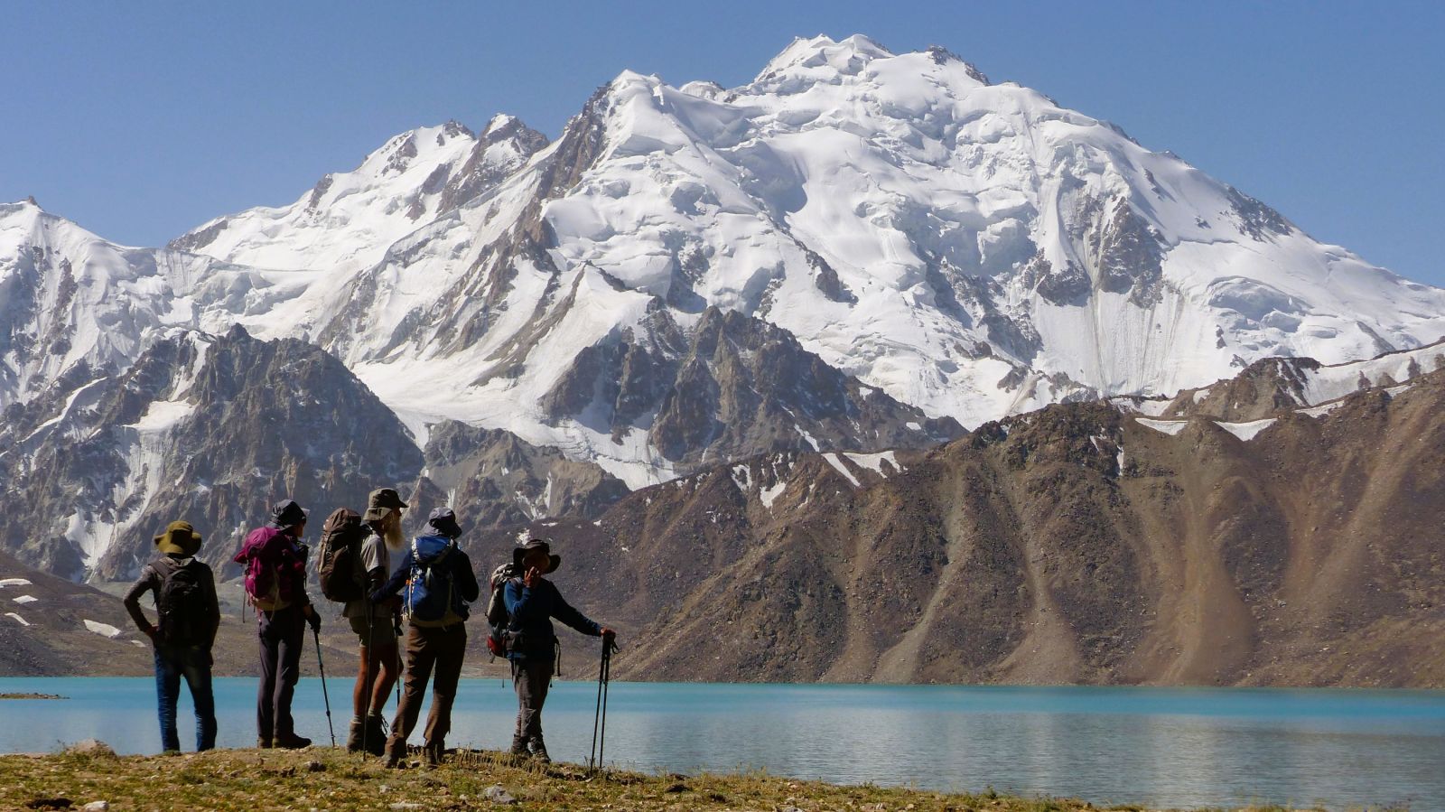 Le lac Zorkul et le glacier du Mont Safedob  au cœur des montagnes au Tadjikistan