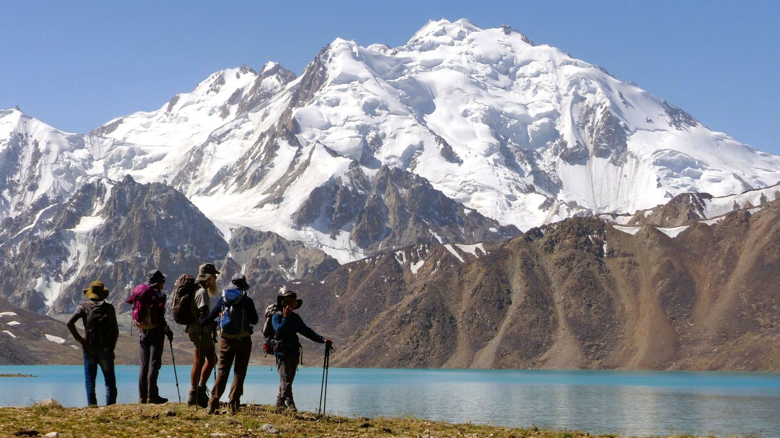 Le lac Zorkul et le glacier du Mont Safedob  au cœur des montagnes au Tadjikistan