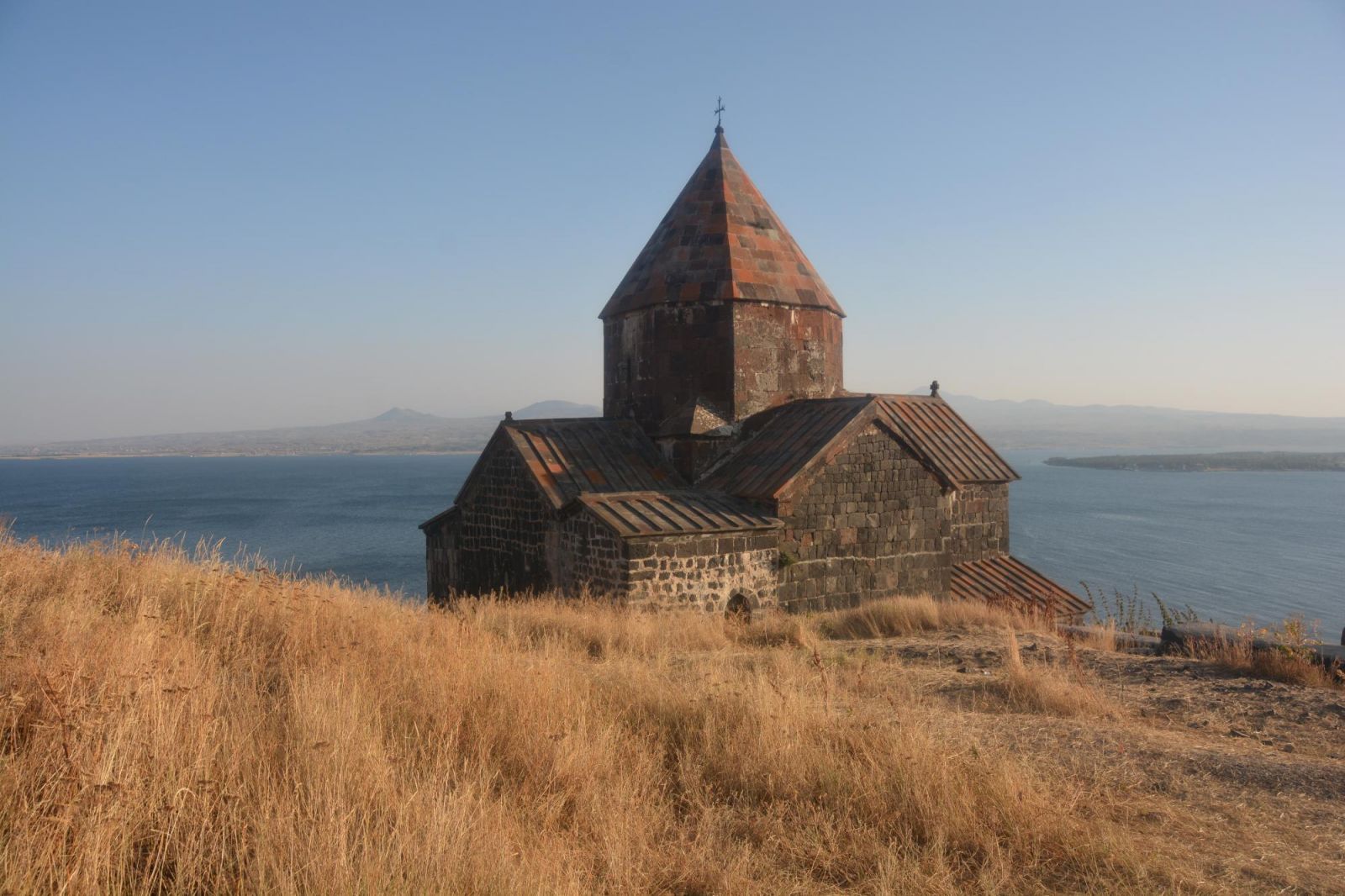 monastère de Sevan dominant le lac