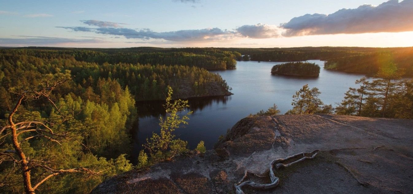 Canoë au bord d'un lac en Laponie, en voyage pendant l'été indien