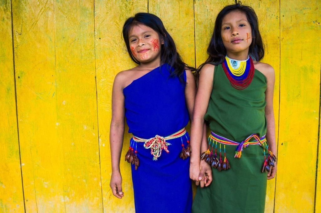 © Julien Defourny - Esprit Shuar : immersion et aventures en Amazonie  portrait de deux jeunes filles shuar voyage en equateur