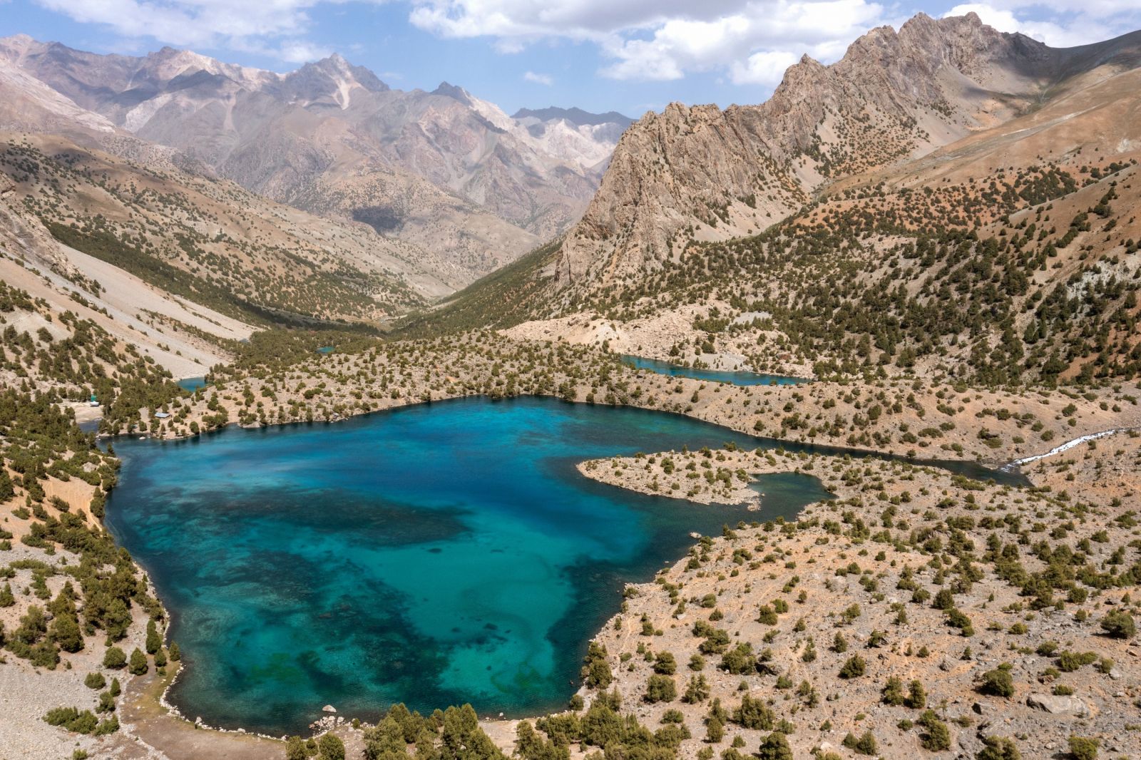 © Matthieu Reynier - Le grand trek des Monts Fan  Notre équipe de muletiers et les incroyables couleurs des lacs du Pamir