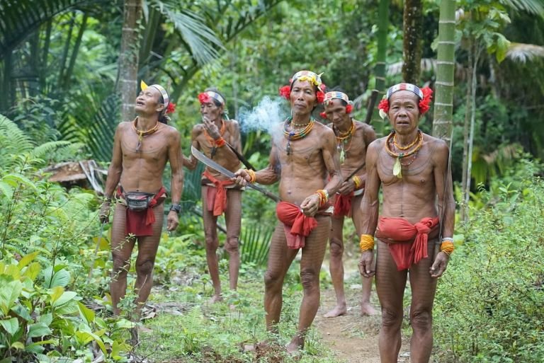 Indonésie - Cérémonie exceptionnelle chez les Hommes-Fleurs des Mentawai