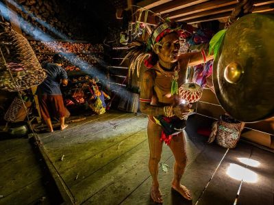 Indonésie - Cérémonie exceptionnelle chez les Hommes-Fleurs des Mentawai