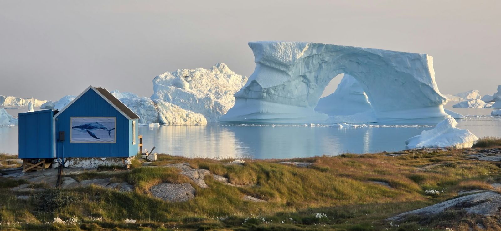 Cabane de pêcheur du village d'Oqaatsut et icebergs